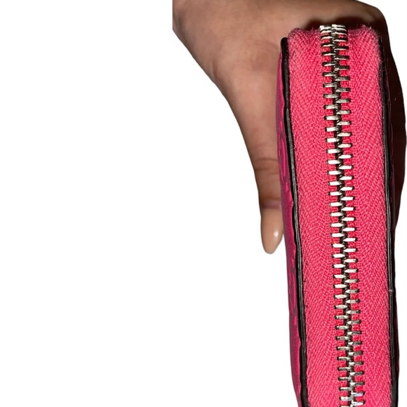 GUCCI PINK GUCCISSIMA NEW YORK YANKEES ZIP AROUND WALLET - Picture 4 of 8